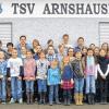 Fleißige Sportler: Kein neuer Vereinsrekord, aber eine beachtliche Zahl von 44 Sportabzeichen überreichten der Vorsitzende des TSV Arnshausen, Stefan Krieg, und seine beiden Sportabzeichenprüfer Stefan und Markus Brand. Zudem gab es sieben Vorsportabzeichen für kleine Sportler.