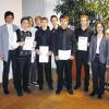 Doppelsieger beim Planspiel Börse: Die “Moneyboys“ des Celtis Gymnasiums gewannen auf regionaler Ebene sowohl absolut als auch in der Kategorie “Nachhaltigkeit“. Auf unserem Foto präsentieren sich (v. links) die stellvertretende Schulleiterin Margit Schubert, die Spieler Maximilian Markert, Tilman Baer, Teamleiter Michael Ständecke, Benedikt Eusemann, Felix Meyer, Simon Distler, Andreas Gundermann, Lehrkraft Katja Gräbe, Sparkassen-Spielleiterin Kathrin Ackermann und Vorstandsvorsitzender Johannes Rieger.