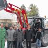 (ka)   Nach über 20 Jahren leistet sich die Gemeinde Retzstadt einen neuen Kommunaltraktor. Der Massey Ferguson Modell 3625 löst einen Fendt, Baujahr 1983, ab, den die Gemeinde 1989 gebraucht gekauft hatte. Im Gegensatz zum Vorgänger ist der neue Traktor zum Bruttopreis von 47 500 Euro mit kippbaren Heckcontainer, einem Frontlader und auch Fronthydraulik ausgestattet, was für die täglichen Arbeiten laut Bürgermeister Karl Gerhard nützlich ist und zum Beispiel den Anbau einer Kehrmaschine ermöglicht. Angetrieben wird das Allradfahrzeug von einem 3,3 Liter-Vierzylinder-Dieselmotor mit Turbolader und 51 Kilowatt. Wesentlich mehr ist bei kommunalen Traktoren nicht üblich. Bei der Übergabe gab es noch leichte Startschwierigkeiten, die der zweite Bürgermeister Joachim Rothenhöfer, der für die BayWa Traktoren wartet und repariert, überwand. Im Bild von links: Techniker Thomas Leppich, Berater Martin Schneider, Waldarbeiteraushilfe Karl Iff, Gemeinderat Georg Schmitt, Bürgermeister Karl Gerhard, dritter Bürgermeister Bernhard Hirsch, Gemeindearbeiter Stefan Großer (auf dem Traktor) und Paul Iff.