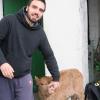 Anstatt zwei Wochen blieb der junge Engländer Isaac sieben Monate auf dem Naturlandhof Peter in Schwebheim und arbeitete dort mit. Er kam im Rahmen des WWOOF-Programmes, das weltweit Menschen zu Gastaufenthalten in Öko-Bauernhöfen vermittelt.
