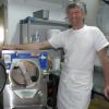 Eine besondere Beziehung: Fritz Voll und seine Eismaschine. Eine besondere Beziehung: Fritz Voll und seine Eismaschine.