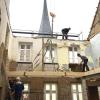 Innen entkernte der Bauherr sein Haus, hier setzt der Zimmermann die Zwischendecke neu ein. Innen entkernte der Bauherr sein Haus, hier setzt der Zimmermann die Zwischendecke neu ein.