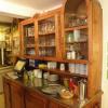 Der Geschirrschrank aus der Anfangszeit des Café steht nach 100 Jahren immer noch im Lokal. Er ist neben der Eigenschaft als praktisches Mobiliar auch eine Augenweide. Der Geschirrschrank aus der Anfangszeit des Café steht nach 100 Jahren immer noch im Lokal. Er ist neben der Eigenschaft als praktisches Mobiliar auch eine Augenweide.