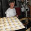 Der Volle Fritz junior mit einem Blech voller Brötchen auf dem Weg zum Backofen. Der Volle Fritz junior mit einem Blech voller Brötchen auf dem Weg zum Backofen.