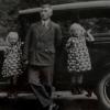 Die vierjährigen Zwillinge Resi (links) und Rita (rechts) mit ihrem Vater Gustav vor seiner schwarzen Limousine, dem ersten Auto in Breitbrunn im Jahre 1934. Die vierjährigen Zwillinge Resi (links) und Rita (rechts) mit ihrem Vater Gustav vor seiner schwarzen Limousine, dem ersten Auto in Breitbrunn im Jahre 1934.
