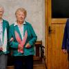 Die Zwillingsschwestern Rita Hofmann aus Kirchlauter (links) und Resi Dürrbeck aus Neubrunn feiern ihren 90. Geburtstag. Dazu gratulierte im Namen der Gemeinde auch Bürgermeister Karl-Heinz Kandler.