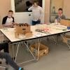Wolfram Weinhold (Bildmitte) koordiniert, die freiwilligen Helfer (von links nach rechts) Ivo, Michael, Jakob und Svea bauen die Schutzvisiere zusammen: Die Würzburger "Shield Community" bei ihrer ehrenamtlichen Arbeit. Wolfram Weinhold (Bildmitte) koordiniert, die freiwilligen Helfer (von links nach rechts) Ivo, Michael, Jakob und Svea bauen die Schutzvisiere zusammen: Die Würzburger "Shield Community" bei ihrer ehrenamtlichen Arbeit.