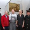 Besuch in der Schlossgaststätte (von links): Christoph Rind, Bürgermeister Burkard Losert, Jens und Susan Cosmar, Nachtwächter Günther Wagenbrenner.