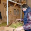 Michael Lotter (links) und Martin Schröder beim Krippenaufbau in der St. Martins-Kirche.