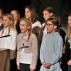 Voller Begeisterung führte unter der Leitung der Musiklehrerin Claudia von der Goltz der Chor der fünften bis siebten Klassen szenisch das Weihnachtsmusical "Am Himmel geht ein Fenster auf" von Uli Führe auf.