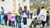 Die Kinder der Binsfelder Kindertagesstätte stimmten zusammen mit dem Kita-Personal am Kirchplatz vor der Kirche auf die "stade Zeit" ein.