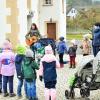 Die Kinder der Binsfelder Kindertagesstätte stimmten zusammen mit dem Kita-Personal am Kirchplatz vor der Kirche auf die "stade Zeit" ein.