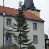 Der Weichnachtsbaum auf dem Dorfplatz in Rieden sieht ähnlich mickrig aus wie der Hausener Baum. Der Weichnachtsbaum auf dem Dorfplatz in Rieden sieht ähnlich mickrig aus wie der Hausener Baum.