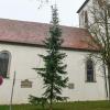 Der Weihnachtsbaum vor der Kirche St. Wolfgang in Hausen ist nicht besonders eindrucksvoll.