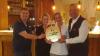 Das Team des "Michel & Friends Hotel Franziskushöhe" in Lohr mit dem "Goldenen Teller", den es für den Sieg bei der Kabel-1-Show "Mein Lokal, Dein Lokal" gab: (von links) Ido Michel, Eigner der Michel-Hotelgruppe, Restaurantleiterin Kim Kreuzer, Patissière Jessica Charcin und Event-Manager Dirk Peter Fischer.