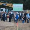 Die Baugrube für den neuen Kindergarten ist schon ausgehoben. Nun erfolgte der erste Spatenstich mit (von links) Architekt Rainer Kriebel, Klaus Hayer vom Bauunternehmen Bindrum, stellvertretendem Bürgermeister Klaus Friedrich, Bürgermeister Roland Schmitt, 3. Bürgermeister Bernd Horak, die beiden Gemeinderäte Thomas Schmitt und Monika Wolfahrt, Lothar Schlereth vom Johannisverein und der Leiterin des Kindergartens Marienheim, Sonja Jünger.