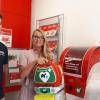 Bürgermeisterin Zieres (rechts) bedankt sich bei der Vertreterin der Sparkasse Mainfranken Würzburg, Stefanie Meinunger (Mitte), die mit einer Spende von 2000 Euro den Defibrillator mitfinanziert hat.