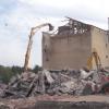 Mit seinem riesigen Greifarm reicht der Bagger der Abrissfirma sogar bis zum Dach der ehemaligen Mälzerei der Brauerei Büttner. 