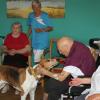 Die Bewohner des Iphöfer Altenbetreuungszentrums, hier im Herbst 2019 bei einer Veranstaltung mit einem Therapiehund, dürfen seit Kurzem wieder Besuch empfangen.