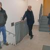 Thomas König (Vorsitzender des TSV Marbach, links) und Stadträtin Annette Vogel führen Bürgermeister Lukas Braun durch die neu sanierte Halle des Turn- und Schützenvereins Marbach.