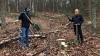 Langten kürzlich tatkräftig bei der Aufforstungsaktion im Dürrbacher Wald mit hin: Hans Meyer (links) und Florian Krückel von den Würzburg Riders.