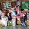 21 freiwillige Mädchen und Jungen aus der Klassen 4b und 4c der Rudolf-von-Scherenberg-Grundschule halfen mit, Päckchen und Pakete mit Lebensmitteln, Schreibwaren, Hygieneartikeln, Kleidung und Spielsachen für die Rumänienhilfe zu bestücken.