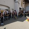 Kinder der Jugendfeuerwehr tragen die Schilder mit den Namen und Herkunftsorten der teilnehmenden Feuerwehren, Blaskapellen und anderer Vereine am Festzug voraus