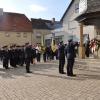 Zur Erinnerung an die gefallenen Feuerwehrleute der beiden Weltkriege und an die verstorbenen Feuerwehrleute der FFW Unterspiesheim legen der Vorsitzende des Feuerwehrvereins Unterspiesheim und der stellvertretende Kommandant Tobias Forstmeier einen Kranz am Kriegerdenkmal nieder. Links im Bild: die Ehrenformation der FFW Unterspiesheim