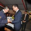 Landrat Florian Töpper gratuliert dem Fahnenpaten Georg Seufert zu seinem 85. Geburtstag. In seinem Grußwort hatte er die Verdienste des Ehrenmitglieds  um die FFW Unterspiesheim gewürdigt