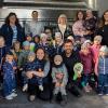 Im Bild: Maria Brand, Kindergartenleitung mit ihrem Team Silke Moller, Andrea Kiesel, Emely Göbel, Ramona Wolf, Kindergartenkinder aus dem Zeilitzheimer Kindergarten, im vorderen Bereich des Bildes Eva mit Klara und Martin mit Hannes Mößlein.