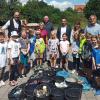 Die Schulkinder mit dem Ergebnis der Müllsammelaktion.