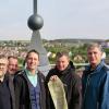 Auf dem Dach der Aussegnungshalle (von links): Dachdecker Joachim Stöhr, Erik Hofmann von der Kunstschmiede Schrepfer, Dachdecker Tino Müller, Christian Götzelmann (Friedhofsamt Stadt Würzburg), Ronny Manig (Projektleiter Fa. Gebrüder Schneller) und Tobias Furth (Hochbauamt Stadt Würzburg). 