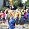 Beim Spatenstich zum neuen Kindergarten in Wiesentheid half der Nachwuchs eifrig mit - zur Begeisterung der Offiziellen um Bürgermeister Klaus Köhler (links).