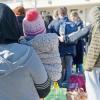 Das Symbolbild zeigt Geflüchtete aus der Ukraine vor einer Flüchtlingsunterkunft. 