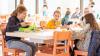 Das gemeinsame Mittagessen findet in der Mensa des Egbert-Gymnasiums Münsterschwarzach statt. Dort können die Kinder entweder das vor Ort frisch zubereitete Essen mit regionalen Produkten buchen oder ihr eigenes Essen mitbringen.