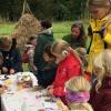 Kinder der BN-Kindergruppe beim Gestalten eines Naturbildes in den Lebendigen Gärten.