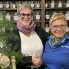 Marion Flügel gratuliert Theresia Riegler (rechts) zum 50. Arbeitsjubiläum.