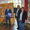 Rund um das Thema Fairtrade informiert noch bis zum 27. September eine Ausstellung im Foyer des Landratsamtes Haßberge. Unser Bild zeigt Landrat Wilhelm Schneider (Mitte), Bürgermeister Jürgen Hennemann und Karin Gadamer, Ansprechpartnerin für Fairtrade im Landkreis, zusammen mit den Mitarbeiterinnen der Weltläden Eltmann und Haßfurt bei der Eröffnung.