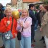 Elisabeth (links) und Lena ließen sich inmitten des Trubels ihre Schokobananen schmecken Elisabeth (links) und Lena ließen sich inmitten des Trubels ihre Schokobananen schmecken