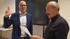 "Alterspräsident" Erich Mitnacht vereidigt Steffen Romstöck zum neuen Bürgermeister der Stadt Röttingen.