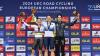 Niedermaier (l.) steht im Weltmeistertrikot auf dem Podium.