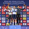 Niedermaier (l.) steht im Weltmeistertrikot auf dem Podium.
