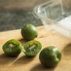 Kiwibeeren sind eng mit Kiwis verwandt und können roh gegessen oder in Obstsalaten, Smoothies und anderen Gerichten verwendet werden.