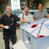 Dennis Gramm (von links) vor seinem "Werk", daneben sein Trainer Benno Uhlmann und Firmenchef Christian Schneller. Foto: Herbert Kriener