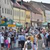 Der 30. Kunst- und Kunsthandwerkermarkt in Bad Königshofen zog bei hochsommerlichen Temperaturen mehrere tausend Besucher in die unterfränkische Kurstadt.
