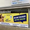 Mit auffälligen Plakaten macht die Elektrotechnik-Firma Michael Segeth darauf aufmerksam, dass sie mit ihrem Store in den Westpark nach Ingolstadt umgezogen ist.