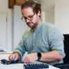 Daniel Wehner wechselt im Landratsamt Bad Kissingen die Glasscheibe eines iPads.