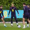 Englands-Kapitän Harry Kane (M) steht vor seinem 100. Länderspiel.