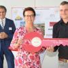 Geschäftsführerin Aurelia Dehnhard-Muck übergab symbolisch einen Schlüssel für die neue Werkhalle der Firma MKB gemeinsam mit ihrem Ehemann Walter Muck (links) an Werkleiter Johannes Pannek.