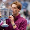 Kuss für die Trophäe: Jannik Sinner lieferte auch die klassischen Bilder eines Champions.